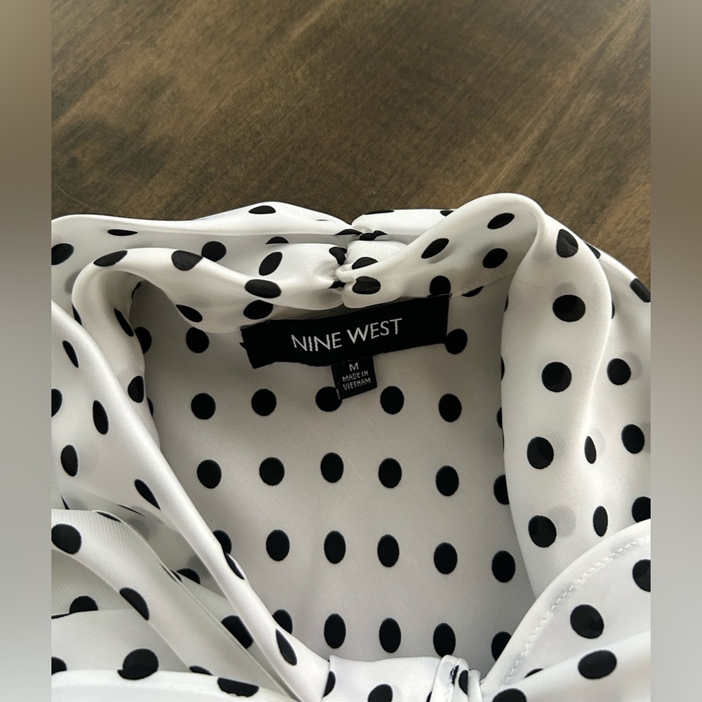 Nine West Sleeveless Black and White Polka Dot Blouse🎀 - Picture 3 of 7